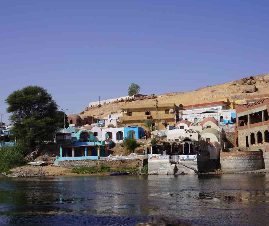 Especias y artesanía local expuestas en el mercado de Nubia