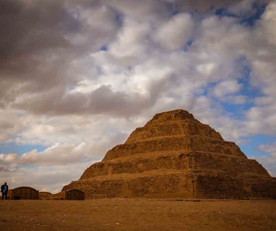 Pirámide escalonada de Zoser de pie en el desierto de Saqqara