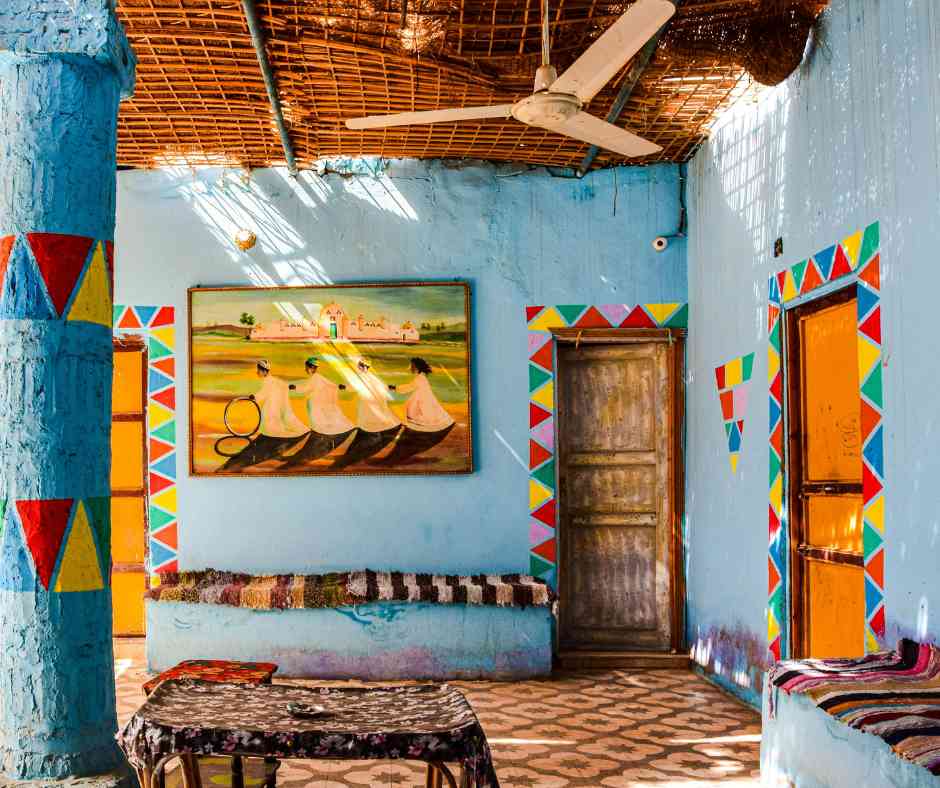 Coloridas pinturas geométricas en la pared de la casa de Nubia
