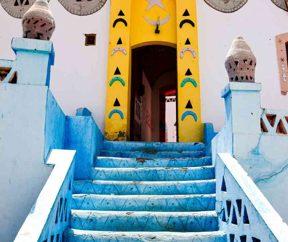 Casa de pueblo nubia pintada con colores brillantes a lo largo del río Nilo en Asuán
